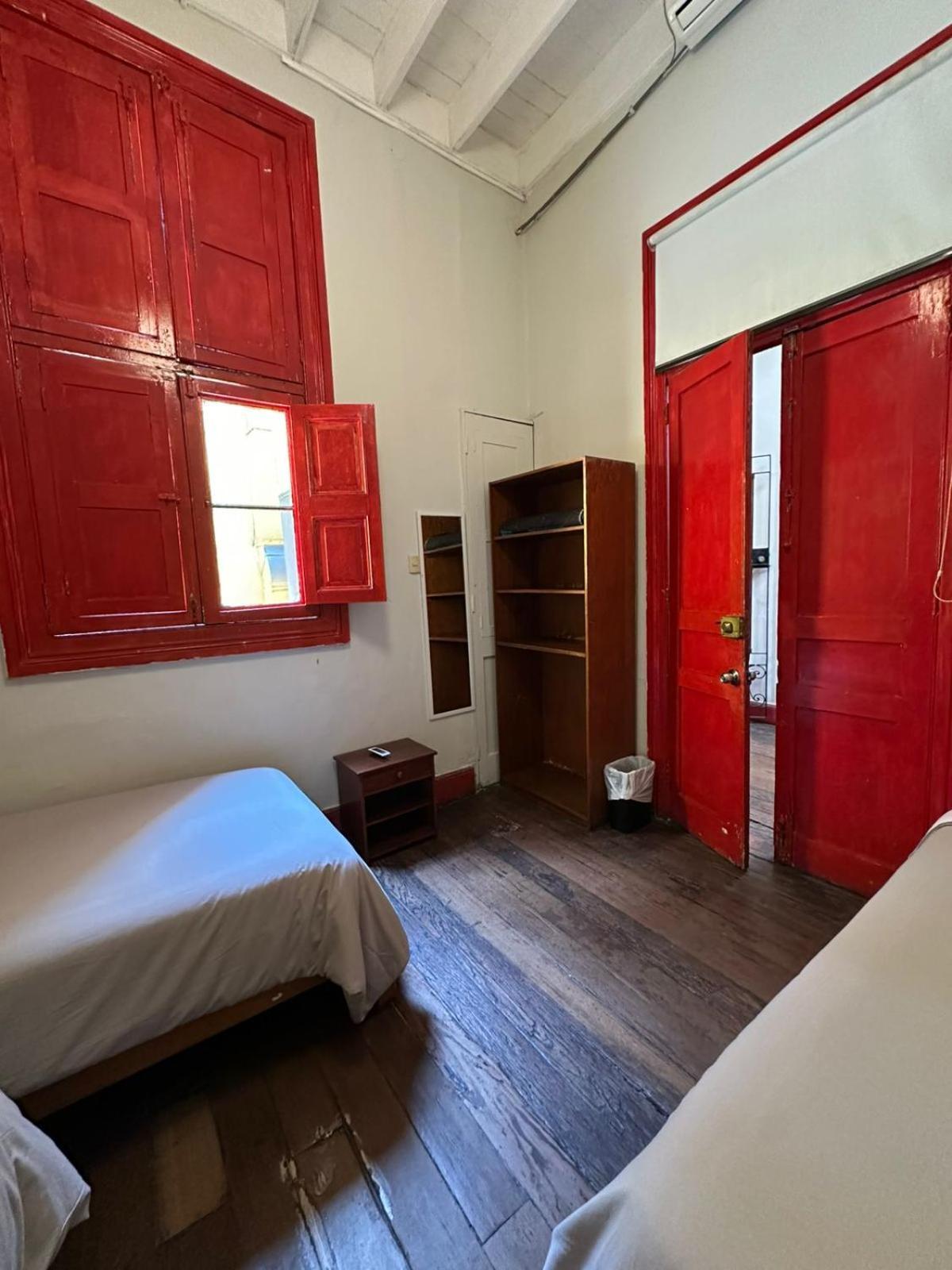 Flying Dog - Backpackers Hostel *