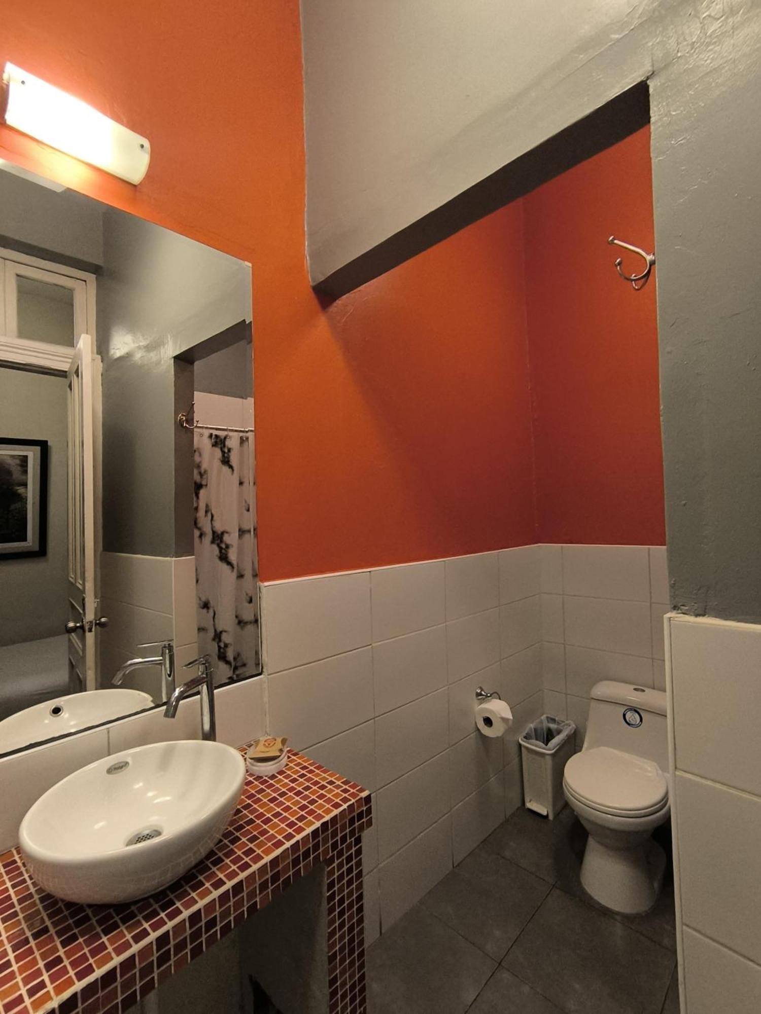 Flying Dog - Backpackers Hostel *